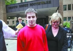6月27日，19岁的黑客瑞安·克利里在律师卡兰·托德内的陪同下走出法庭。