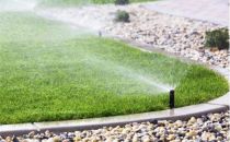 这个智能灌溉系统可以在草坪需要时浇水