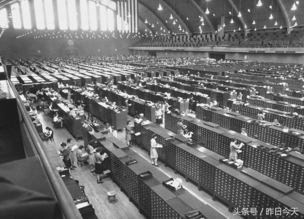 本组照片记录了20世纪初美国建立的指纹数据系统。到了1920年这里收集的指纹数据已经到20万人，到了1943年数据增加到7000万人。