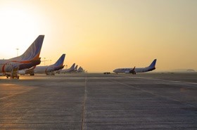 飞机停靠在迪拜国际机场2号航站楼