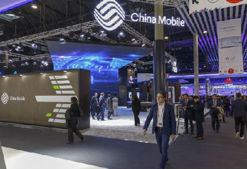 2月26日，人们在西班牙巴塞罗那举行的世界移动通信大会上参观中国移动展台。