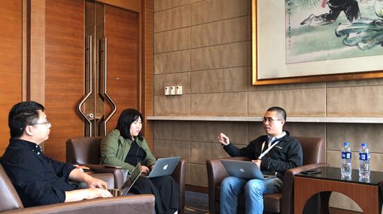 九州云技术总监（右一）接受记者采访