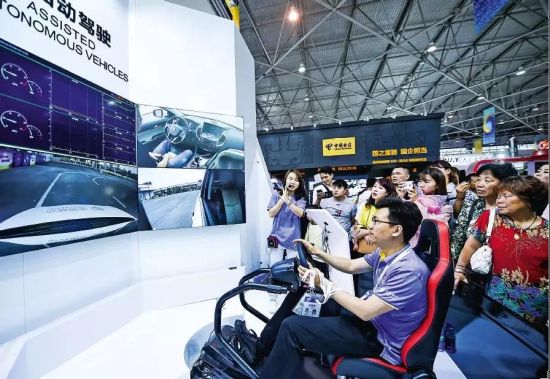 参展商在2018中国国际大数据产业博览会上向参观者介绍5G远程自动驾驶