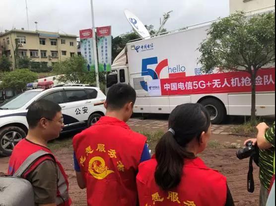 中国电信抢险队员在现场调测无人机，助力政府科学施救