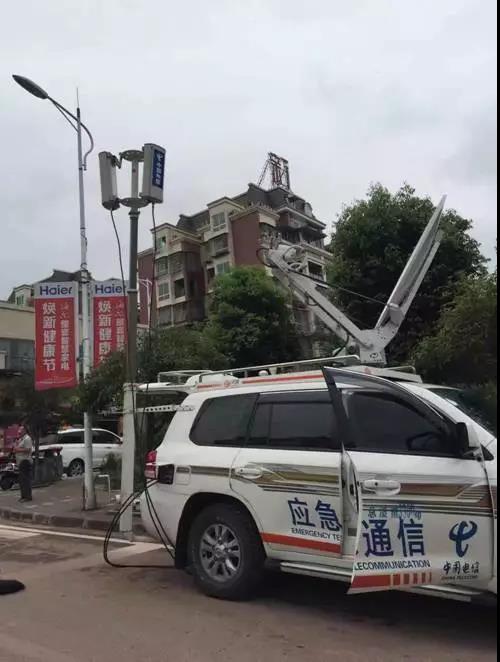 中国电信应急通信车在现场保障通信