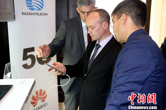 9月16日，华为技术哈萨克斯坦有限公司与哈萨克斯坦电信公司在努尔苏丹展示5G手机。图为哈萨克斯坦业内人士了解5G手机。<a target='_blank' href='http://www.chinanews.com/'>中新社</a>发 钟欣 摄