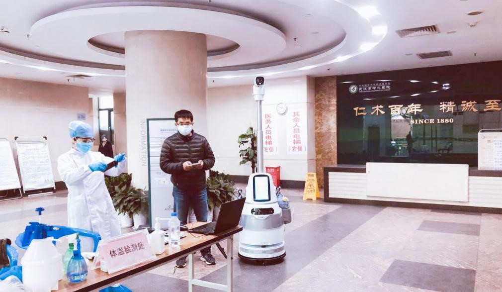武汉中心医院，AIMBOT（智巡士）帮助一线“逆行者”提升疫情防控质效，降低交叉感染风险。