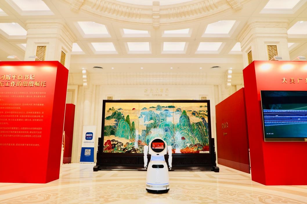 智能服务机器人Cruzr（克鲁泽）亮相新中国成立70周年广东省成果展