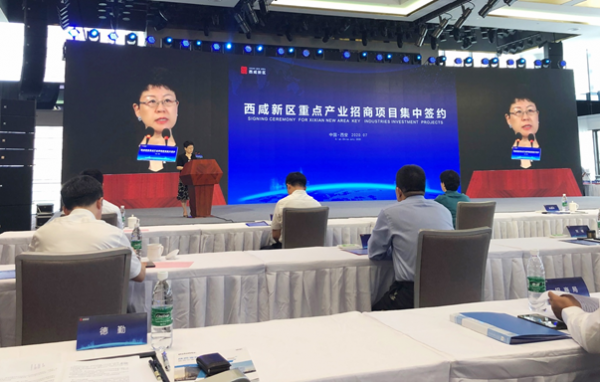 腾龙控股执行副总裁于靖作为企业家代表发言