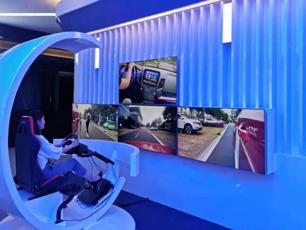 上海5G全球创新港内展示的5G远程驾驶应用
