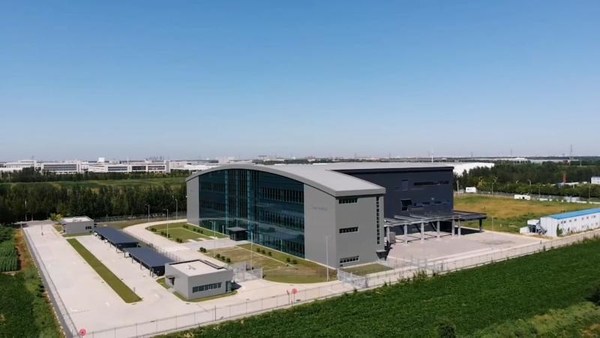 朝亚的TJ1数据中心位于中国天津，为大北京地区提供服务，被确认为中国第一家OCP READY(TM)