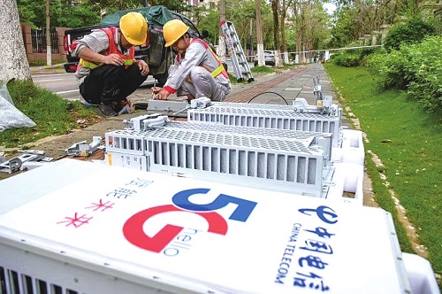 中国电信海南公司技术人员在检修5G应急设备