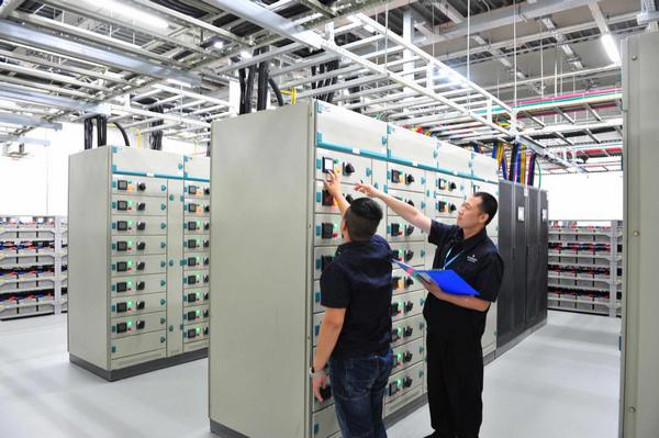 中国移动哈尔滨数据中心技术专家对供电设备进行巡检