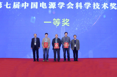 01台达获得中国电源学会科技进步奖一等奖，台达研发代表孙浩（右二）出席领奖