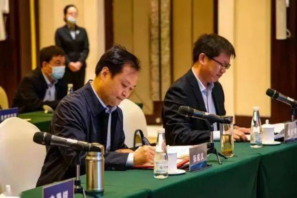 济源示范区张宏义与人民数据管理（北京）有限公司总经理郑光魁代表双方签订合作协议