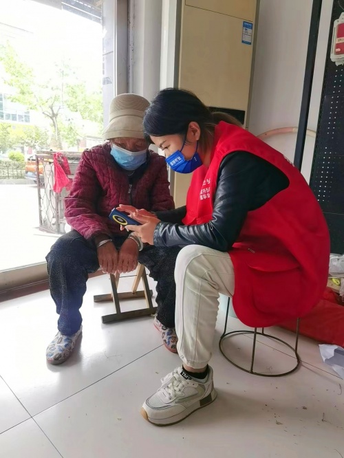 连云港移动东海分公司组织“移家人”志愿者走进乡村，帮助老年人跨过“数字鸿沟”