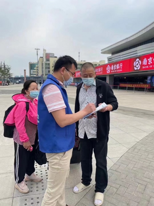 连云港海州移动党员先锋队开展高铁手机义诊宣传活动