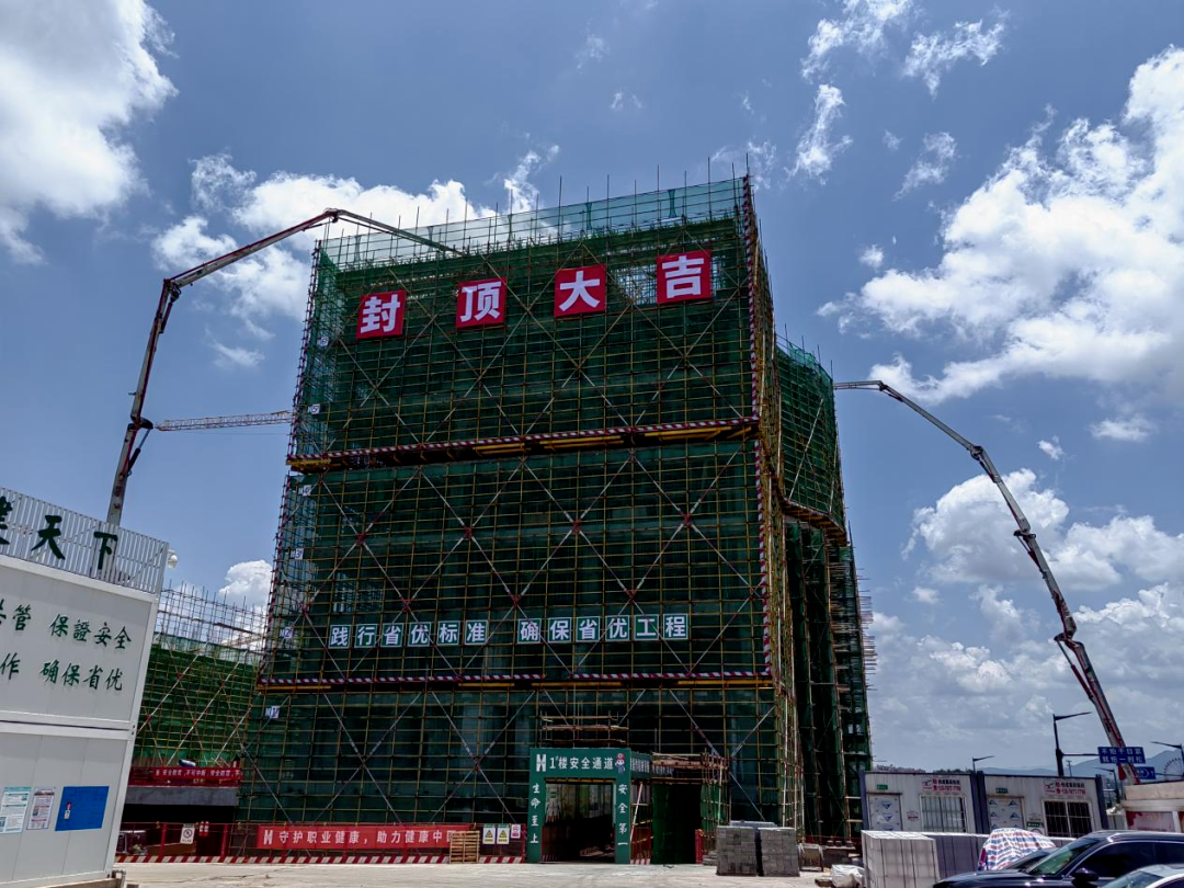 赣州大数据产业园项目首栋单体建筑封顶