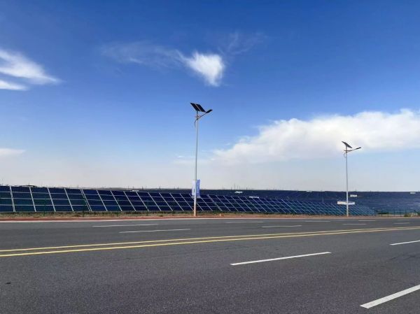 “东数西算”节点宁夏中卫市的太阳能光伏板