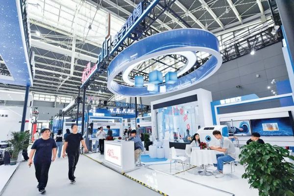 023中国国际数字经济博览会开幕当日参观者在博览会上参观交流